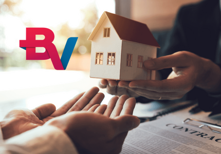 Homem entregando casinha de madeira para o outro, com papéis ao fundo, indicando a contratação de um Crédito Imobiliário BV.