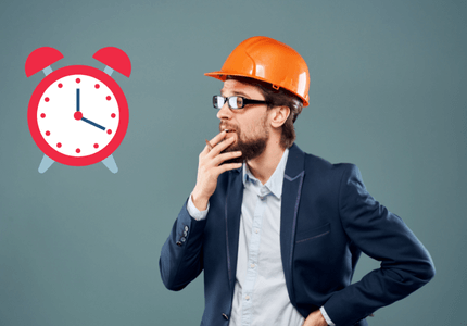 Empreário pensando em adotar o modelo de 4 dias de trabalho por semana para seus funcionários.