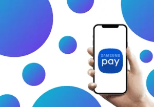 Pessoa segurando um smartphone com o aplicativo da Samsung Pay aberto em tela, com formas redondas ao fundo.