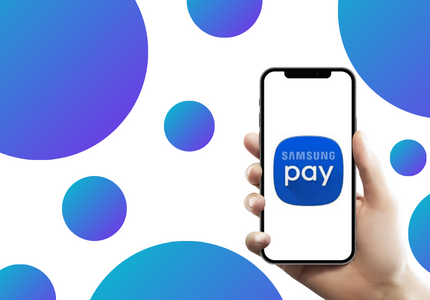 Pessoa segurando um smartphone com o aplicativo da Samsung Pay aberto em tela, com formas redondas ao fundo.