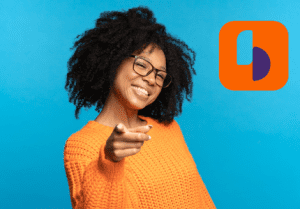 Mulher feliz por solicitar seu Saque FGTS Bmg, ao lado da logomarca do banco.