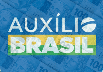 Símbolo do Auxílio Brasil com notas de Cem reais ao fundo.