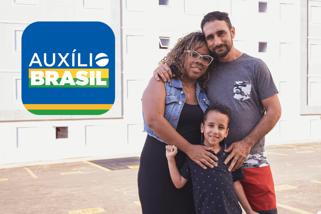 Família  brasileira ao lado do símbolo do Auxílio Brasil.