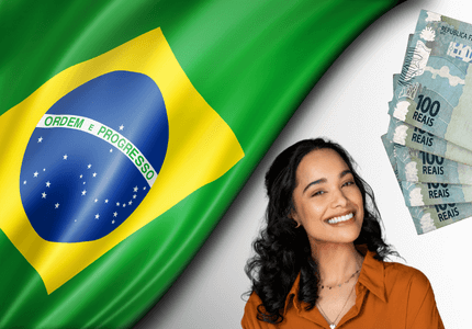 Bandeira do Brasil, mulher sorrindo e notas de cem reais ao lado representando o empréstimo do Auxílio Brasil.
