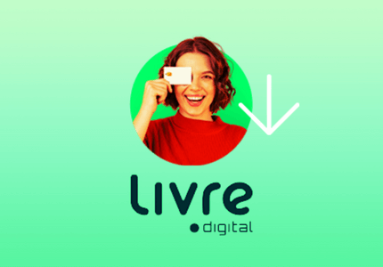 Mulher com cartão de crédito na mão, acima da logo da Livre Digital.