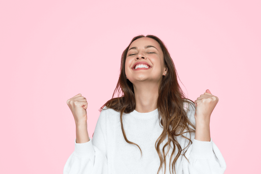 Mulher feliz por ter conseguido limpar seu nome pelo programa Serasa Limpa Nome.