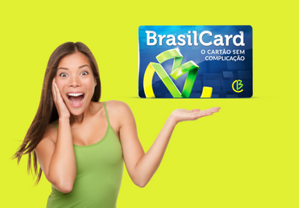 Mulher animada por conhecer o Brasilcard.