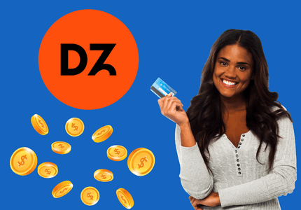 Mulher feliz segurando o cartão de crédito Dotz. Ao lado moedas que representam pontos do programa e acima a logo do programa.