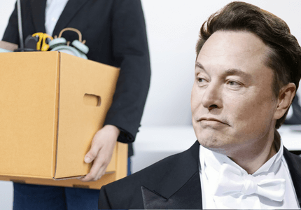 Elon Musk ao lado de um funcionário despedido, com uma caixa de papelão cheia de objetos de trabalho em mãos.