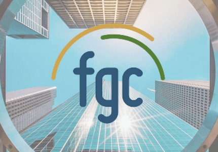 Símbolo do Fundo Garantidor de Crédito em meio a prédios bancários.