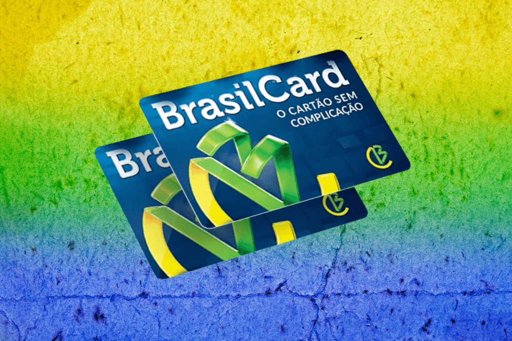 Cartão BrasilCard sobreposto a outro cartão BrasilCard, com fundo nas cores da bandeira nacional.