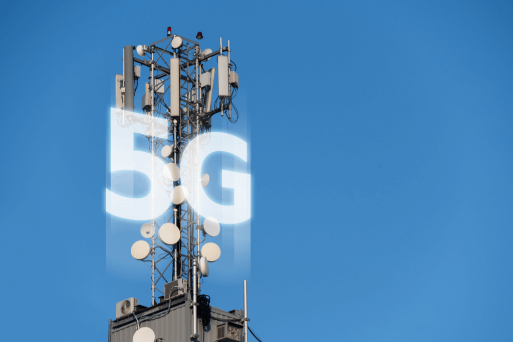 Antena 5G, com símbolo da tecnologia a frente.