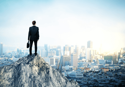 Homem executivo encima de uma pedra, observando a cidade de longe. habilidades