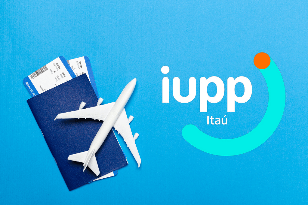 Passaporte abaixo de uma miniatura de um avião, ao lado do símbolo do programa de pontos do Banco Itaú, o Iupp.