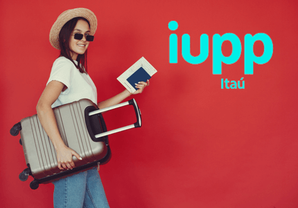 Mulher com uma bagagem e seu passaporte em mãos viajando de avião com as milhas acumuladas no programa Iupp.