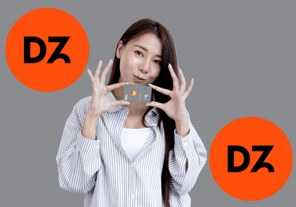 Mulher segurando o cartão de crédito Dotz Visa Platinum e duas logomarcas do programa Dotz nas diagonais da imagem.