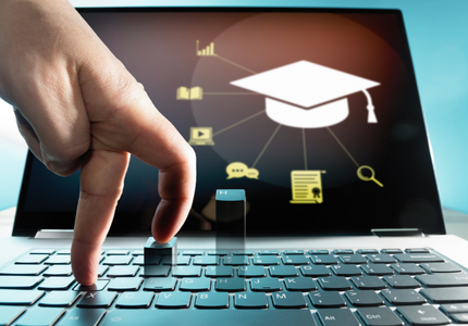 Pessoa digitando em um computador, em busca de plataformas nacionais com cursos online, gratuitos e com certificado.