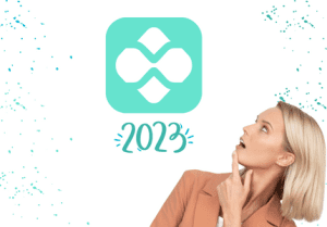 Mulher olhando o símbolo do PIX, com um 2023 abaixo do mesmo.