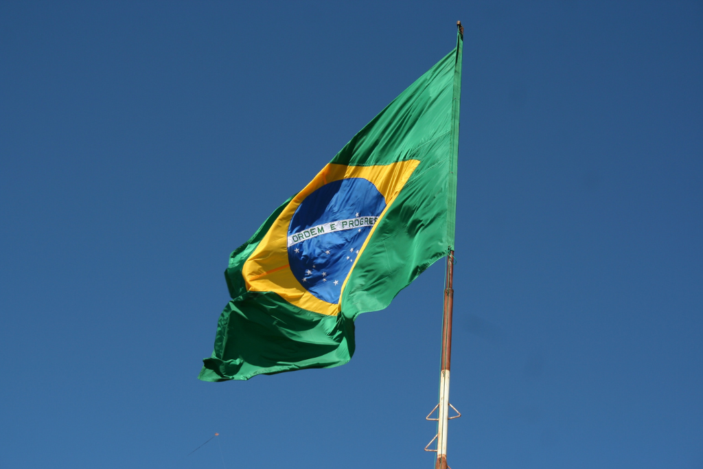 Bandeira do Brasil num mastro, se movendo com o vento.