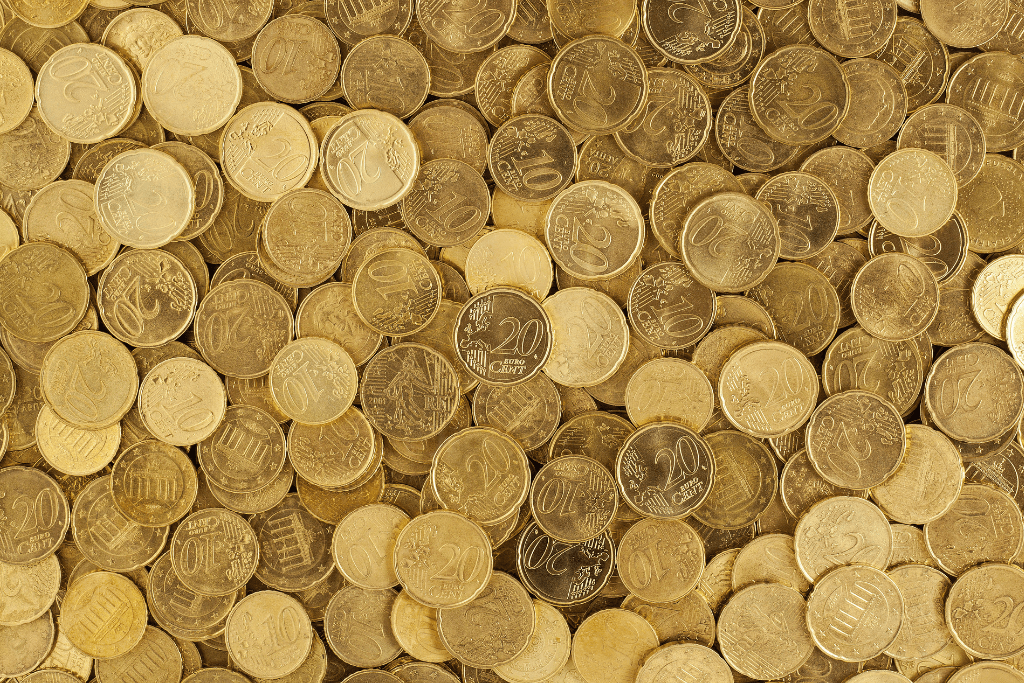 Muitas moedas de diferentes valores amontoadas.