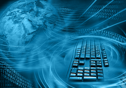 Teclado de computador envolto por elementos azuis em forma de nuvem e a representação do globo terrestre em azul representando o open finance.