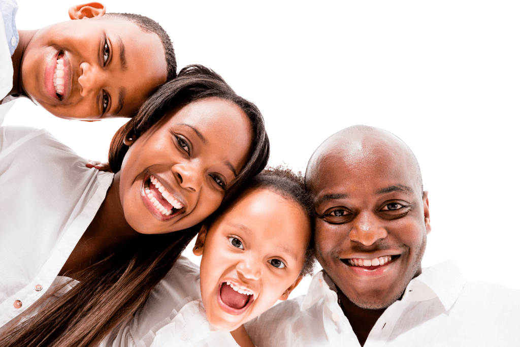 Família olhando para a tela e sorrindo.