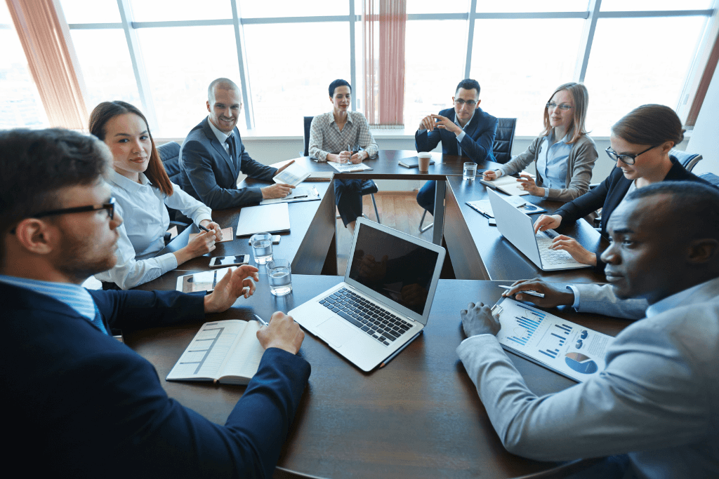 Pessoas reunidas numa mesa em um ambiente corporativo.