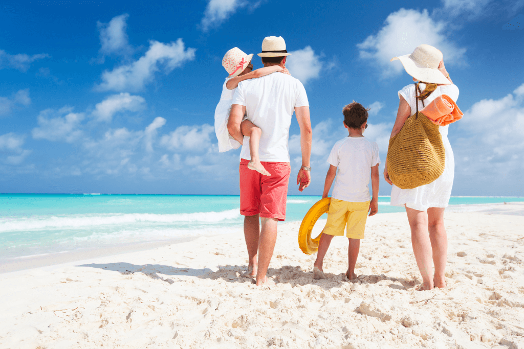 Família curtindo as férias na praia.