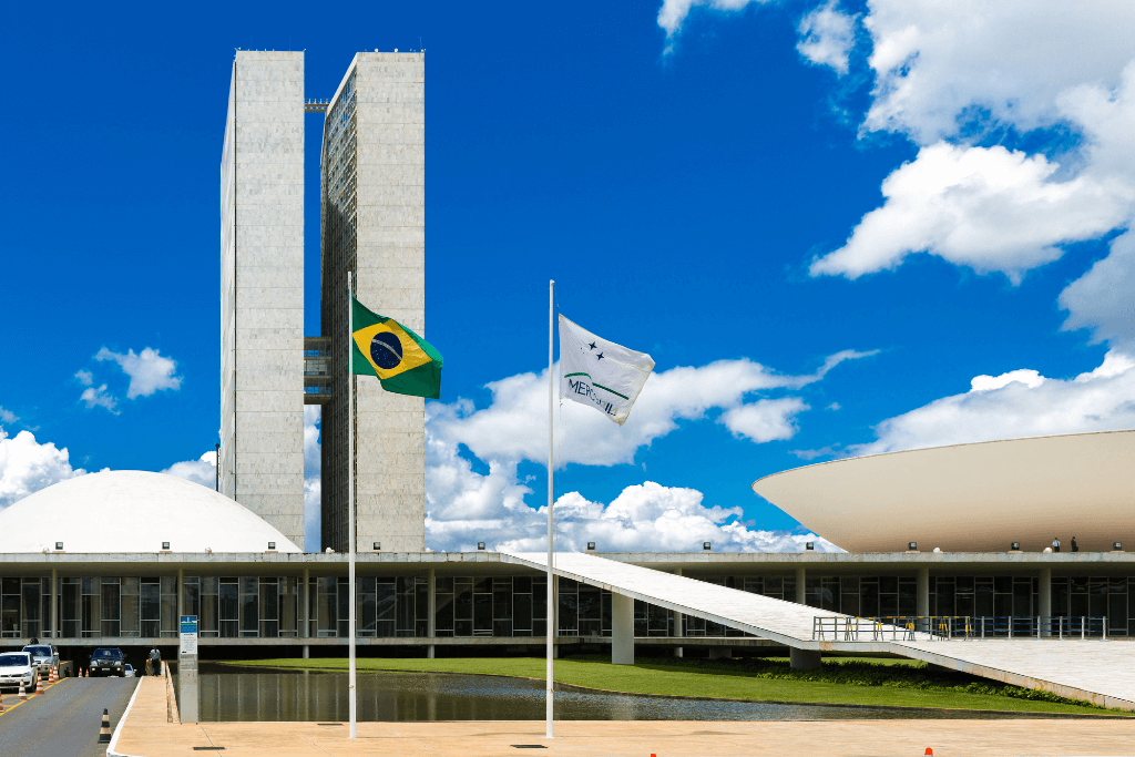 Instalação governamental do Brasil, com a bandeira brasileira em frente.
