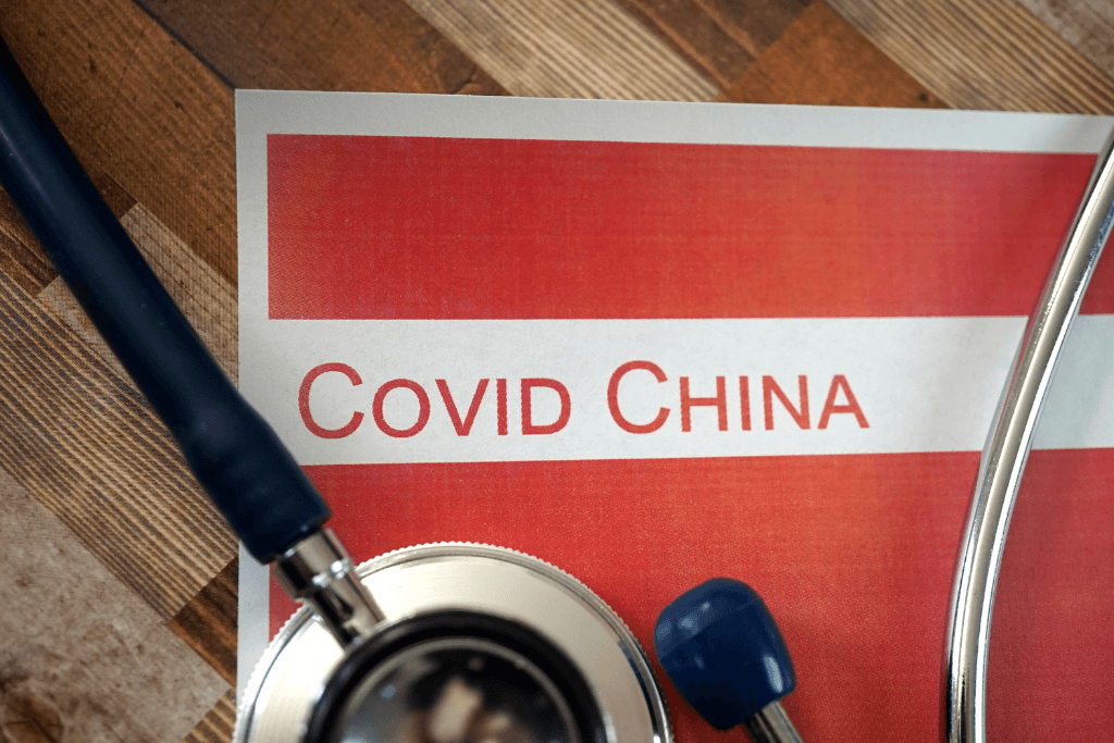 Ficha de hospital escrito "Covid China" com um estetoscópio em cima.