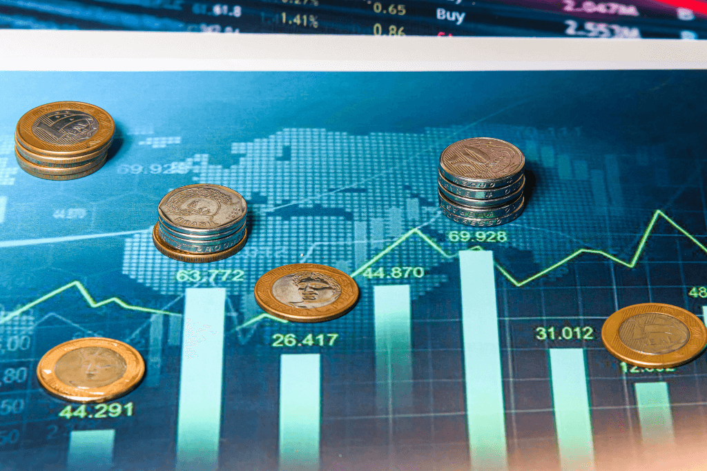 Gráfico econômico, com moedas brasileiras acima de cada uma das barras.