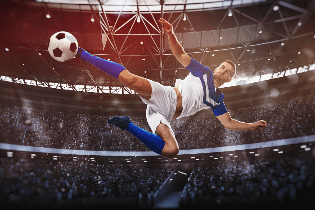 Jogador de futebol dando um voleio na bola e o estádio lotado representando a final da Champions League 2023.