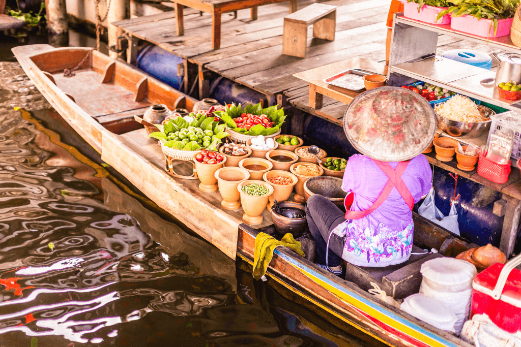 Trabalhador informal vendendo seus produtos num barco.