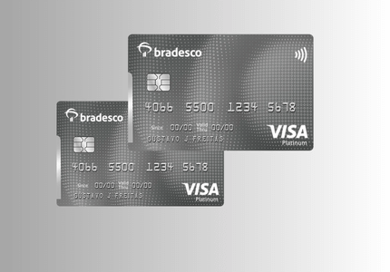 Dois cartões de crédito Bradesco Visa Platinum sobrepostos.