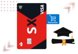 Cartão de crédito Santander SX Universitário com etiqueta escrito uma de suas vantagens que é é o desconto em compras. Ao lado um diploma e um chapéu de formando.