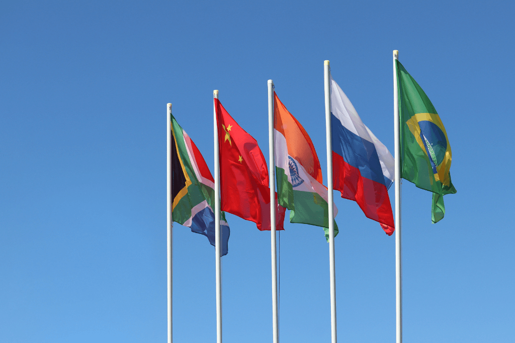 Bandeiras representantes dos países integrantes do bloco econômico BRICS.