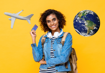 Mulher sorrindo, segurando um cartão de crédito e com uma mochila nas costas pronta para viajar. Ao seu lado direito um avião voando e ao seu lado esquerdo um globo terrestre.