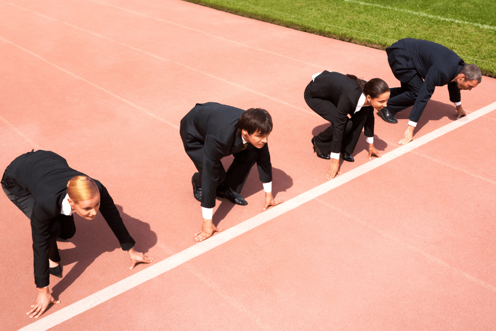 Pessoas com roupas profissionais disputando uma corrida.