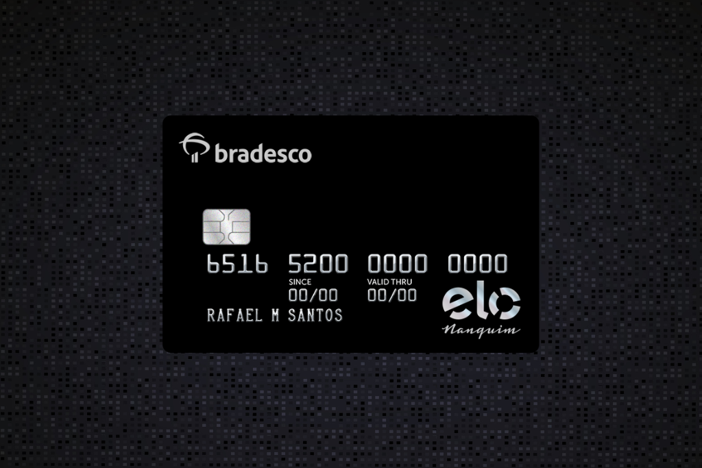 Cartão de crédito Bradesco Elo Nanquim, num fundo cinza.