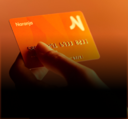 mão segurando tarje naranja