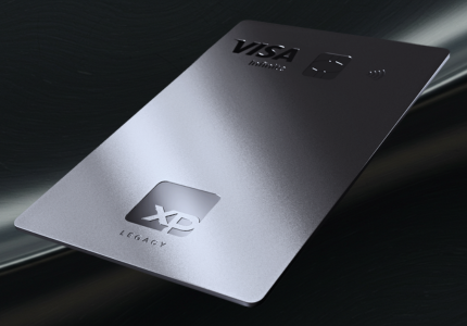 Novo cartão XP Legacy com design metálico e benefícios sofisticados