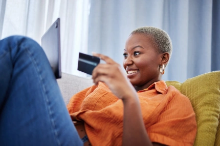 Mulher sorrindo ao conseguir pagar suas contas de forma automática