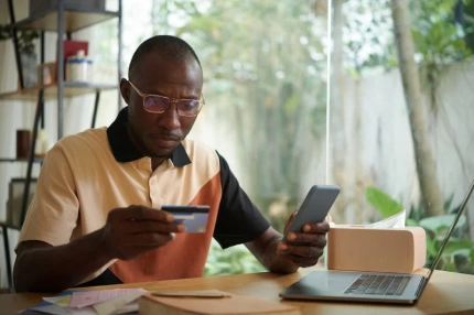 Homem pagando contas e planejando finanças do mês