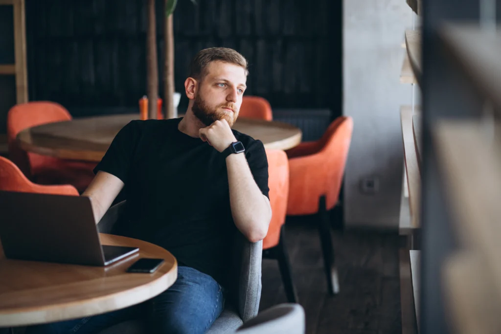 Homem empreendedor MEI com dúvidas sobre declaração de Imposto de Renda.