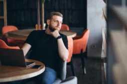 Homem empreendedor MEI com dúvidas sobre declaração de Imposto de Renda.