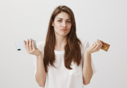 Persona con tarjeta de crédito rechazada y expresión de duda