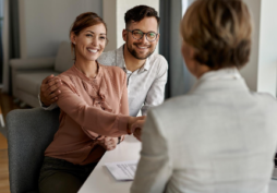 Pareja contratando un seguro contra todo riesgo con asesora, analizando si el seguro contra todo riesgo vale la pena en Argentina