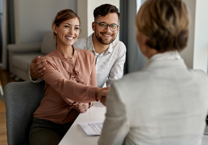 Pareja contratando un seguro contra todo riesgo con asesora, analizando si el seguro contra todo riesgo vale la pena en Argentina