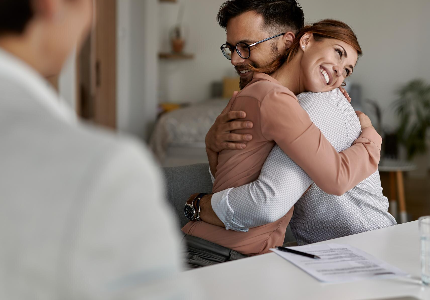 Pareja contratando seguro contra todo riesgo con asesora, evaluando si el seguro contra todo riesgo vale la pena en Argentina