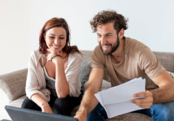 Personas organizando sus finanzas personales al inicio del año